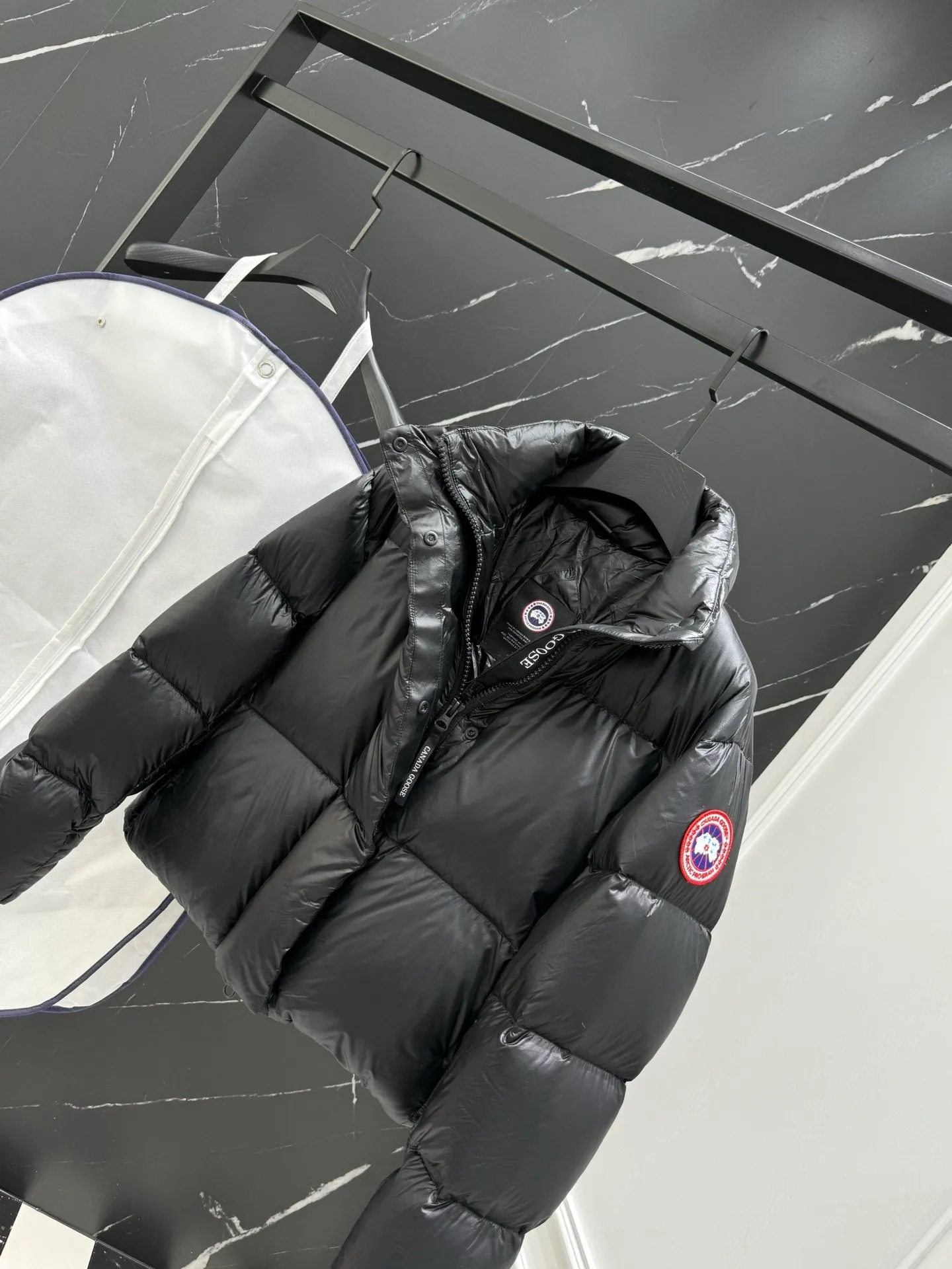 P720 top version, counter quality, different from ordinary versions on the market - Canada Goose Canada Goose Cypress classic embroidered logo logo short parka stand-up collar down jacket The most beautiful goose down jacket in history Red label series silver birch color full score for comfort and pleasure‼ ️ This is the most popular series this year. The embroidered logo on the sleeve arm brings to life Canada’s topographic map, which is perfect for comparison! YKK zippers and zipper webbing parts are supplied by customers. Each one has Goose's logo, and the placket webbing, wiring and other details are perfect💯. The waterproof surface layer is made of high-tech tear-proof fabric. It is supplied by high-end customers with fine down. It is filled with 80% white goose down. It has high resilience and is light and warm. The pockets on both sides can store small items, and the detachable elastic strap inside makes it easy to carry on the shoulder and frees your hands. Can be easily styled on all body types! The style is classic and timeless, warm and practical, and versatile! Enter with your eyes closed!  Size: S / M / L /